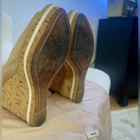 Classic and timeless beige patent leather Prada wedge cork heels - Picture 11 of 13